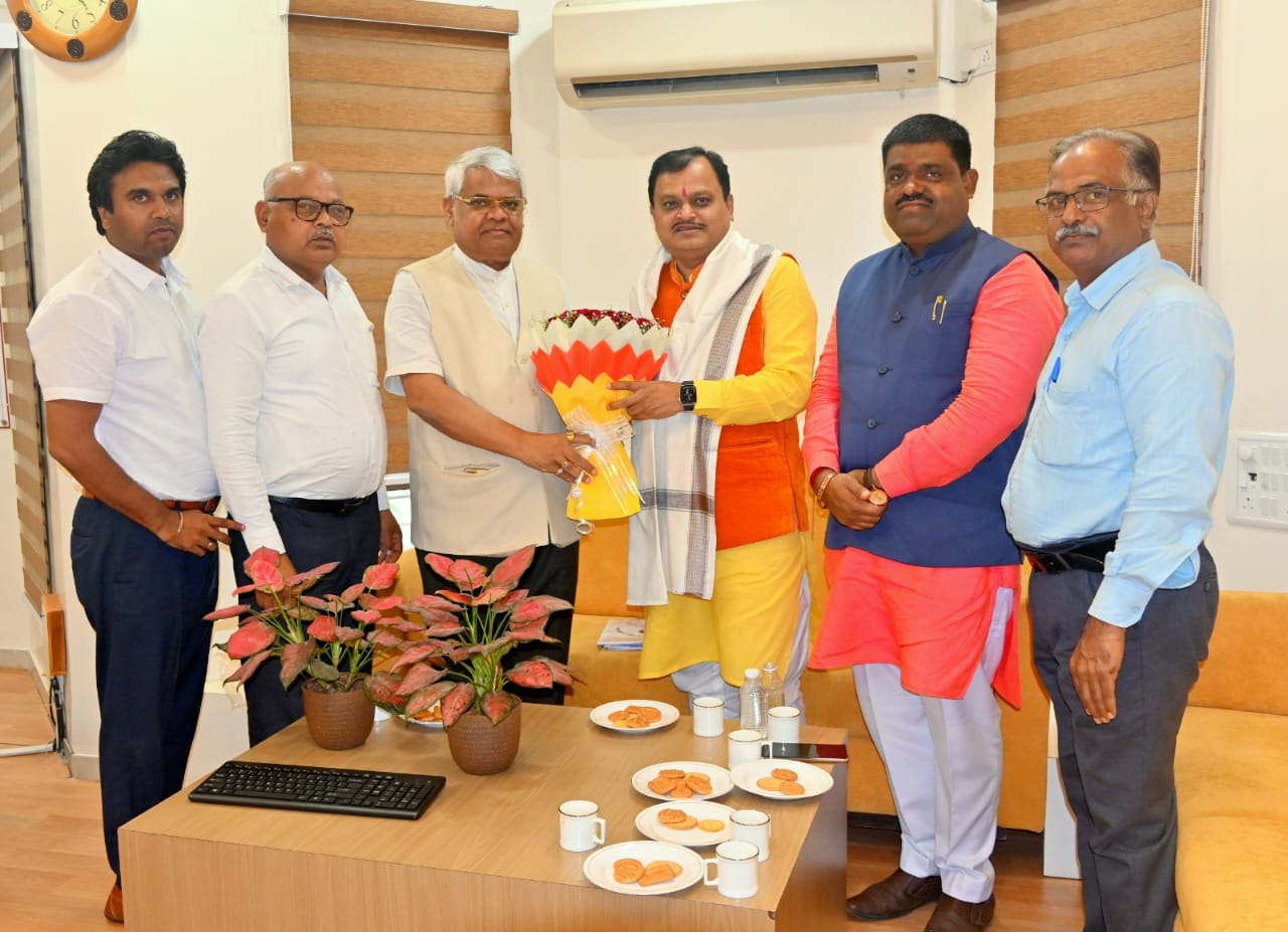 धर्मयोध्दा श्री.सुरेश चव्हाणके, सुदर्शन न्युज चॅनल, नोएडा, नवी दिल्ली यांची संस्थेस सदिच्छा भेट